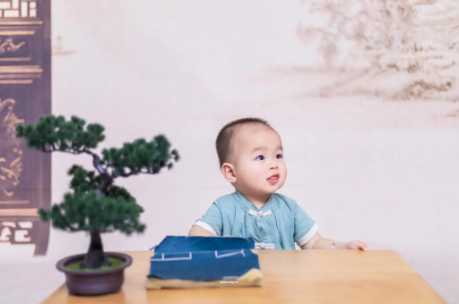 云浮怀孕肚子中间凹两边凸